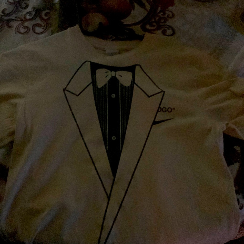 Off white Nike T-shirt in mid to good condition only wore a few times